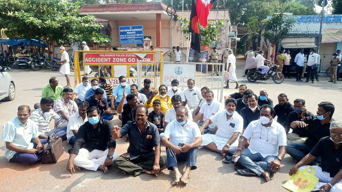 அதிமுக, தி.க-வினர் தர்ணா போராட்டம்