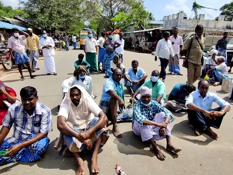 ஆன்லைன் நெல் கொள்முதல் செய்வதில் குளறுபடி; நெல் மூட்டைகளை சாலையில் வீசிய விவசாயிகள்!