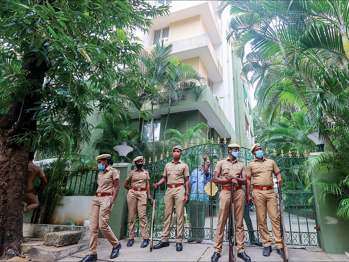 தி.மு.க ஆட்சி மீதான விமர்சனங்களை மறைக்கவே ரெய்டு நடத்துகிறார்கள்! - கடுகடுக்கும் எதிர்க்கட்சிகள்