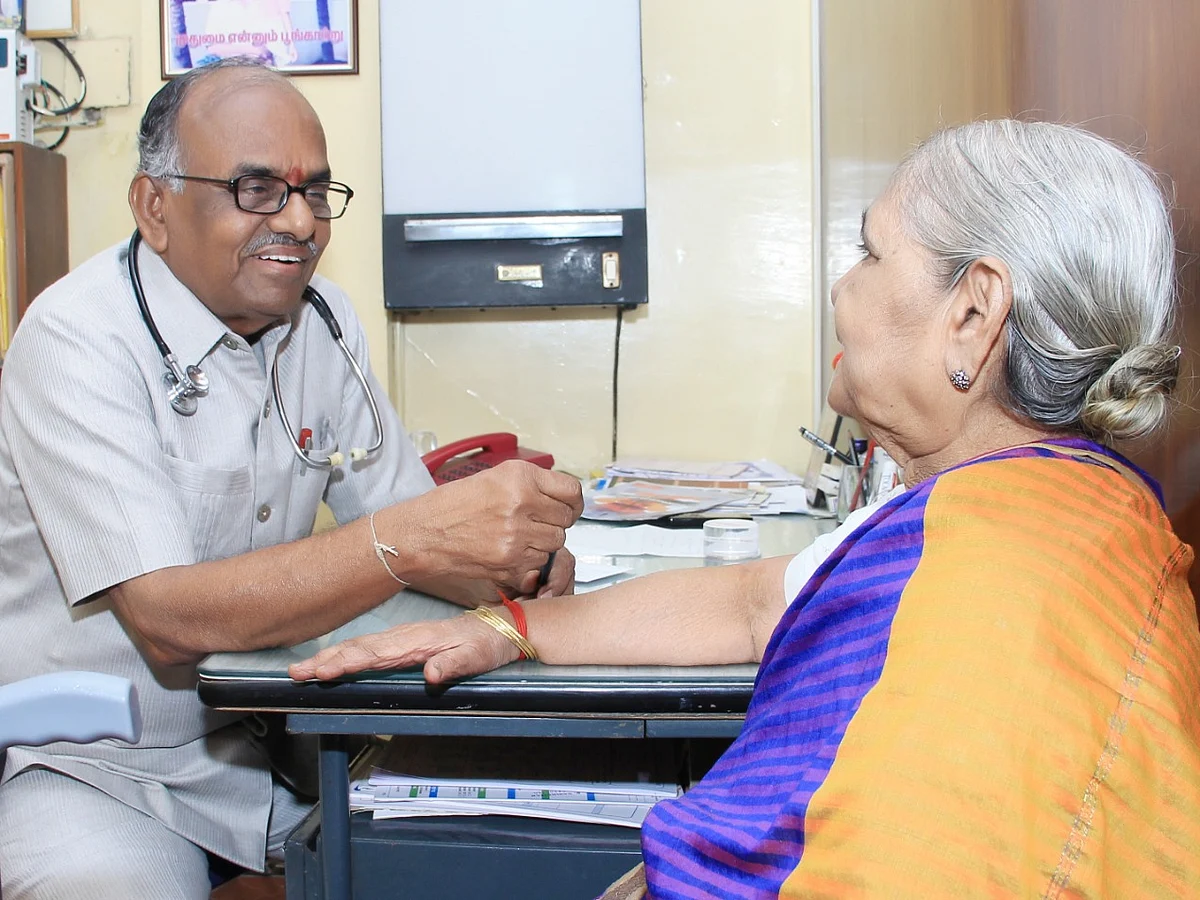 முதுமையில் தாய்மை ஒரு மெழுகுவர்த்தி| முதுமை எனும் பூங்காற்று #MyVikatan