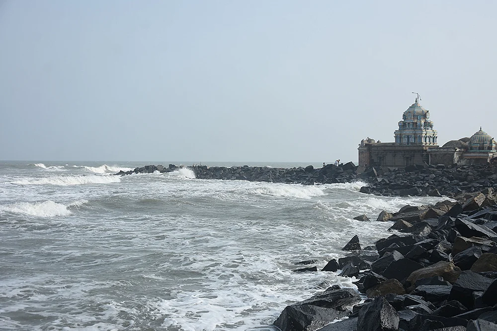 அலை வடிவில்
கடல் தேவதைகள் வழிபடும் ஈஸ்வரன்!