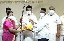 முதல்வர் பொங்கல் பொருள்கள் வழங்கியபோது...