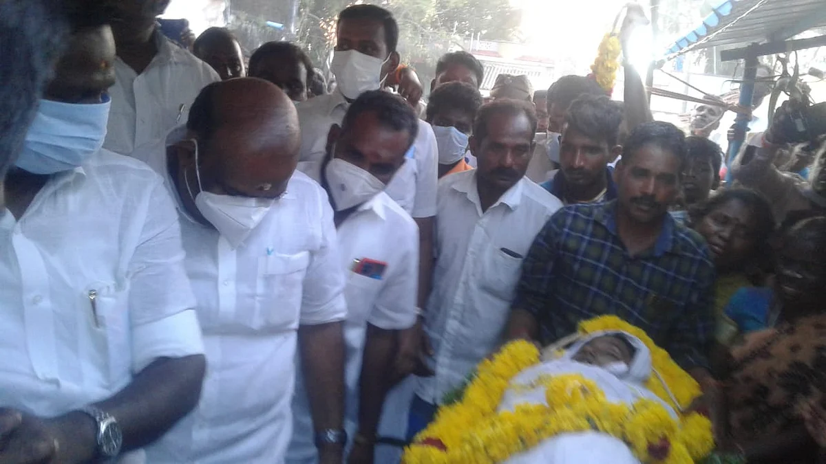 பாஜக தலைவர்கள் மாணவியின் உடலுக்கு அஞ்சலி செலுத்தினர்.