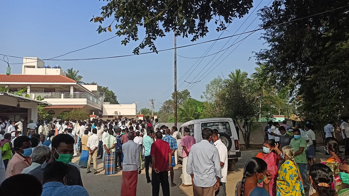 கே.பி.அன்பழகன் வீட்டில் ரெய்டு; முன்னாள் அமைச்சர்கள் வருகை - ஆதரவாளர்களுக்கு வெண் பொங்கல், குஸ்கா!