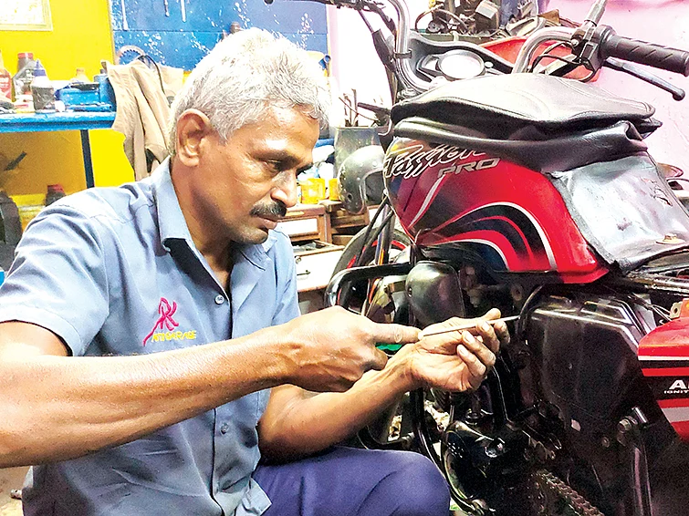 ”என் கஸ்டமர்கள் வண்டியை மாத்துவாங்க... மெக்கானிக்கை மாத்தமாட்டாங்க !”