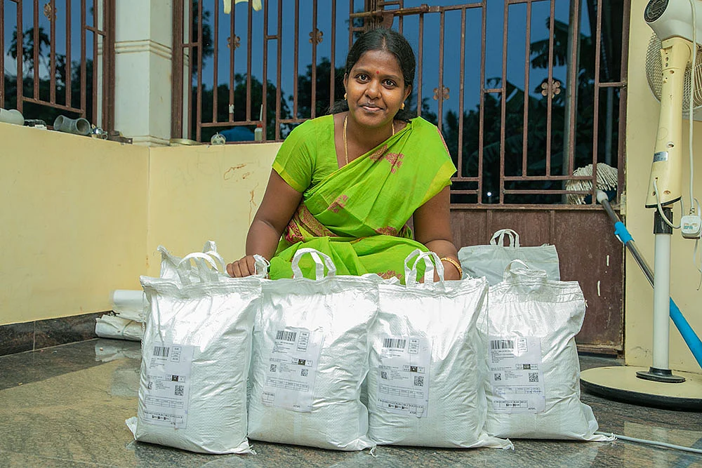 “குக்கிராமத்துலயிருந்து அமேசான்ல விக்குறோம்!” - மண்புழு உரம் தயாரிப்பில் அசத்தும் அழகுதீரன்