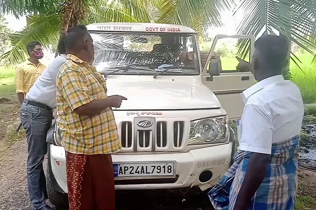 ஆய்வுக்கு வந்த அதிகாரிகள்