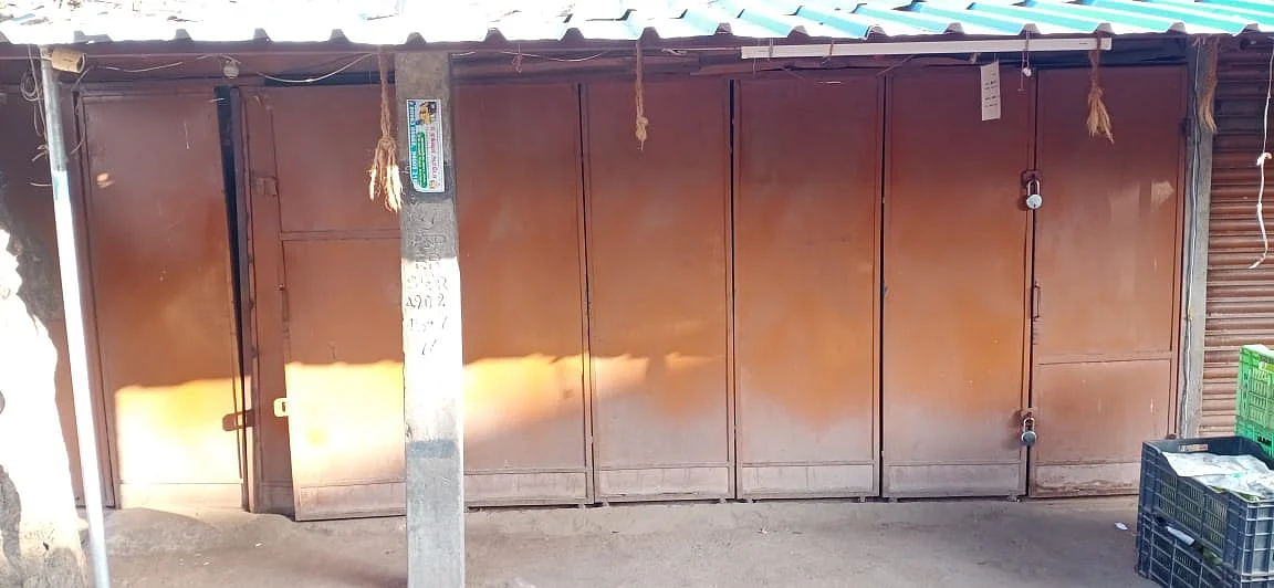 திருடப்பட்ட மளிகைக்கடை