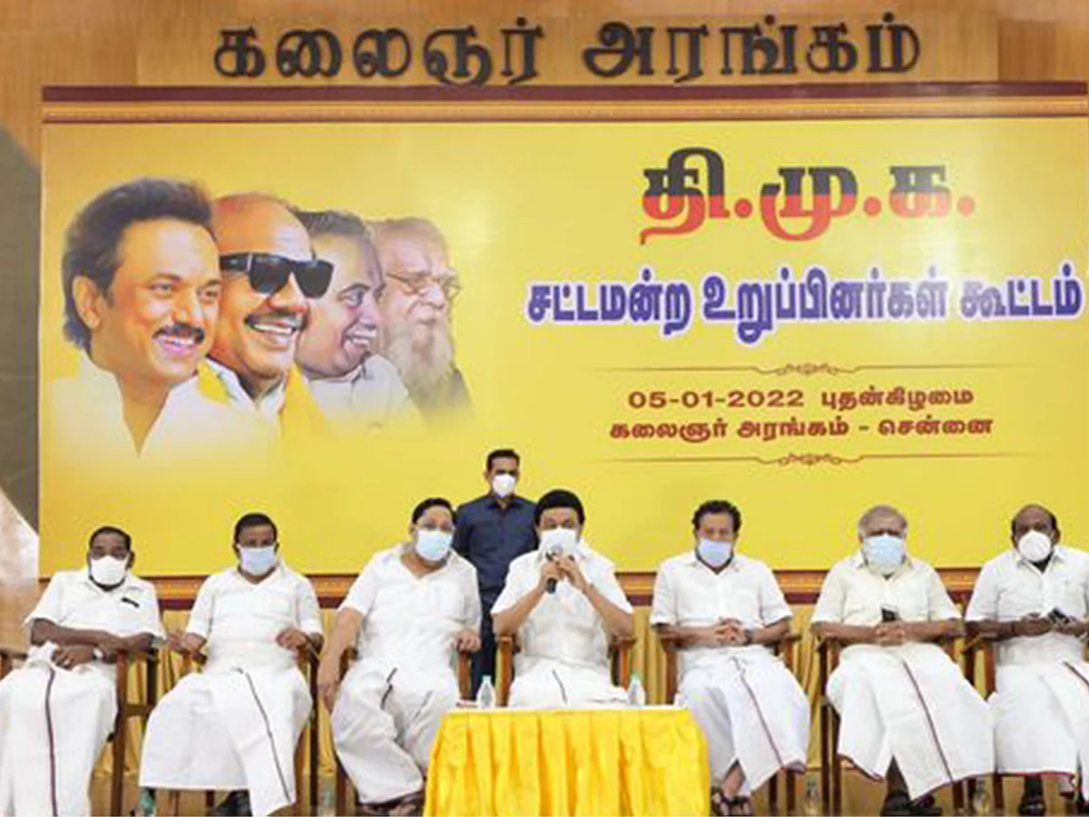 மிஸ்டர் கழுகு: “முதல்வருக்கு மரியாதையே கொடுப்பதில்லை!” - ஸ்டாலின் முன்னிலையில் எகிறிய வேலு...