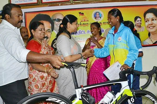 கனிமொழி வழங்கிய சைக்கிள்