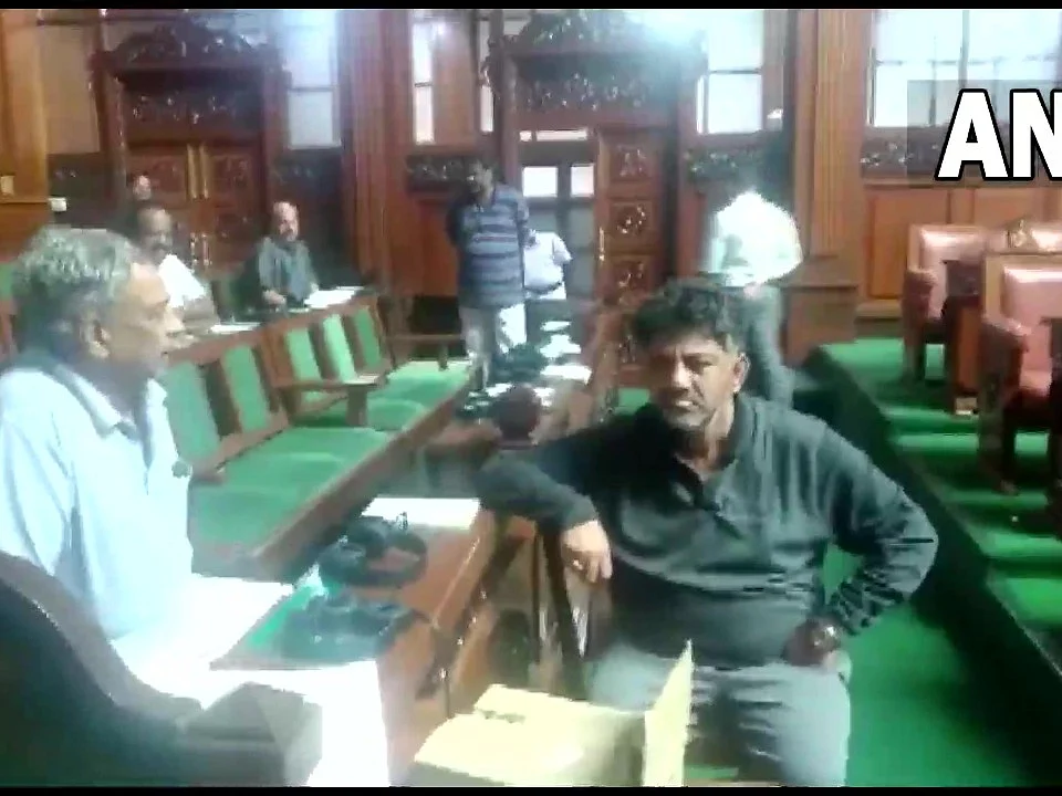 தேசியக்கொடி சர்ச்சை: சட்டப்பேரவைக்குள் விடிய விடிய உறங்கி தர்ணா செய்த காங்கிரஸ் எம்.எல்.ஏ-க்கள்!