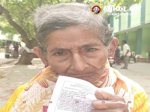 வாக்குச்சாவடி சீட்டைக் காட்டும் பீமா பீவி