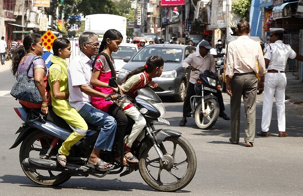 கூட்டுக்குடும்பமாக ஒரே பைக்கில்