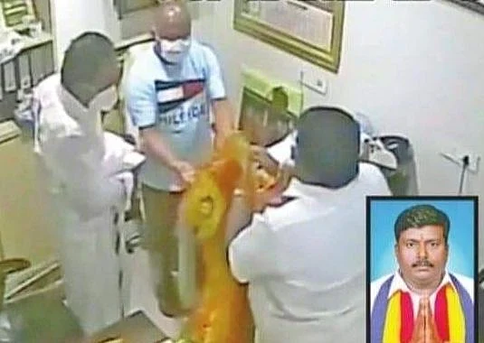 தி.மு.க மாவட்டச் செயலாளருக்கு சால்வை அணிவிக்கும் பரசுராமன்