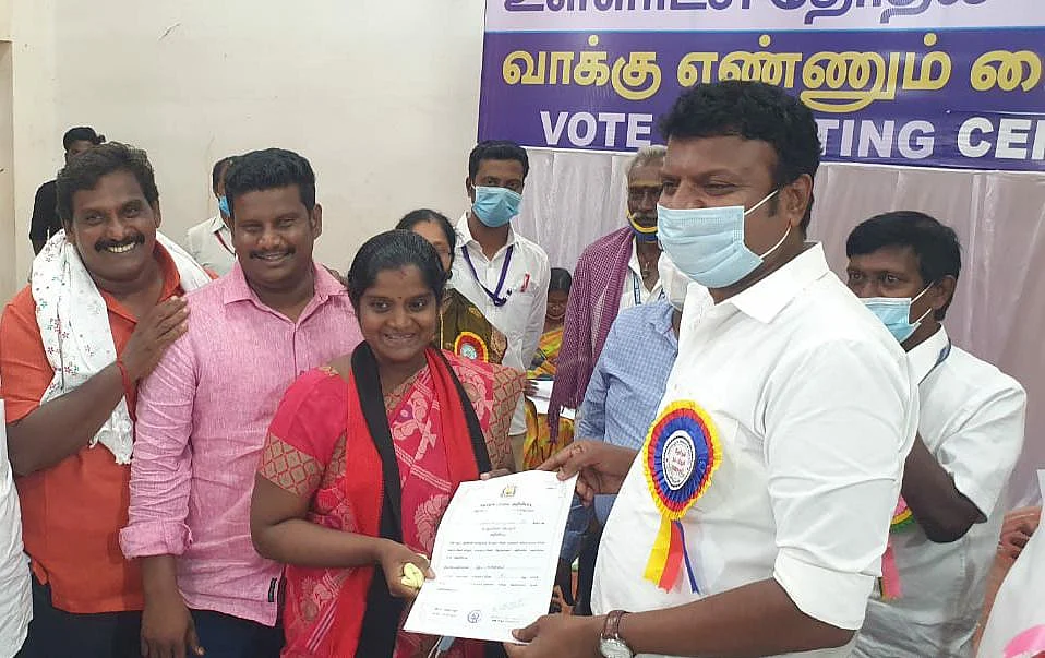 வெற்றிச் சான்றிதழைப் பெறும் டாக்டர் அஞ்சுகம் பூபதி