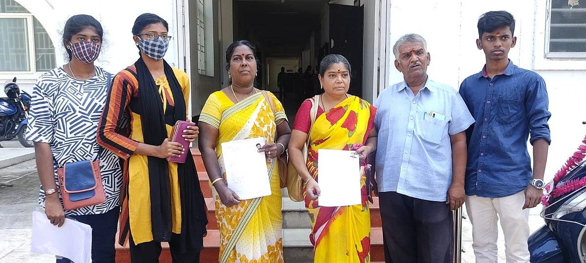 மனு கொடுத்த பெற்றோர்கள்