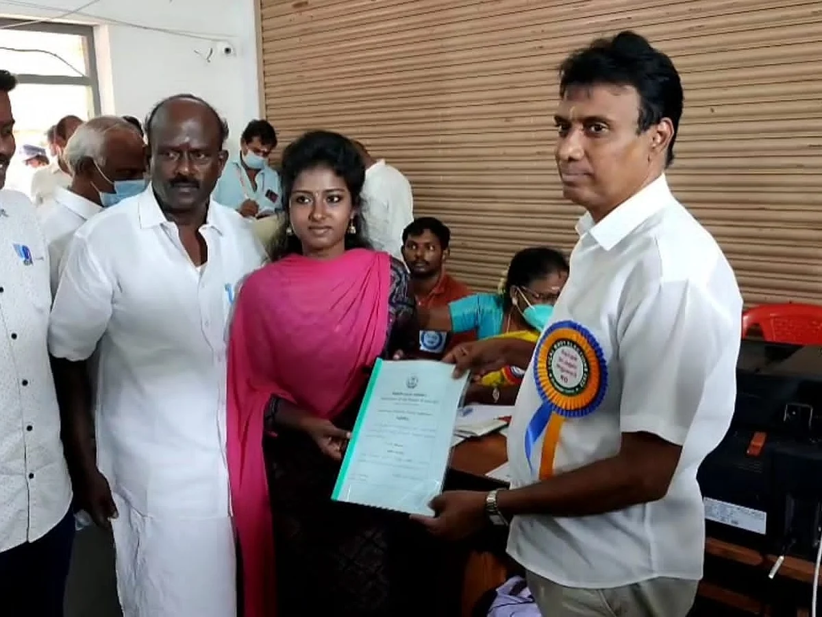 `படிக்கிற பிள்ளைக்கு பாலிடிக்ஸ் தேவையான்னு கேட்டாங்க!' - எதிர்த்தவர்களை டெபாசிட் இழக்கச் செய்த மாணவி