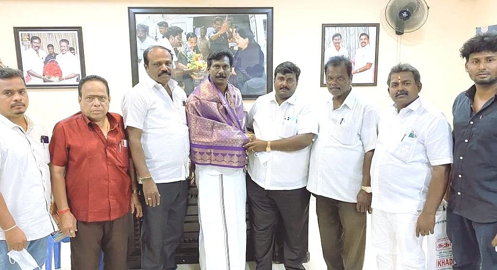 அ.தி.மு.க மாவட்டச் செயலாளருக்கு சால்வை அணிவிக்கும் பரசுராமன்