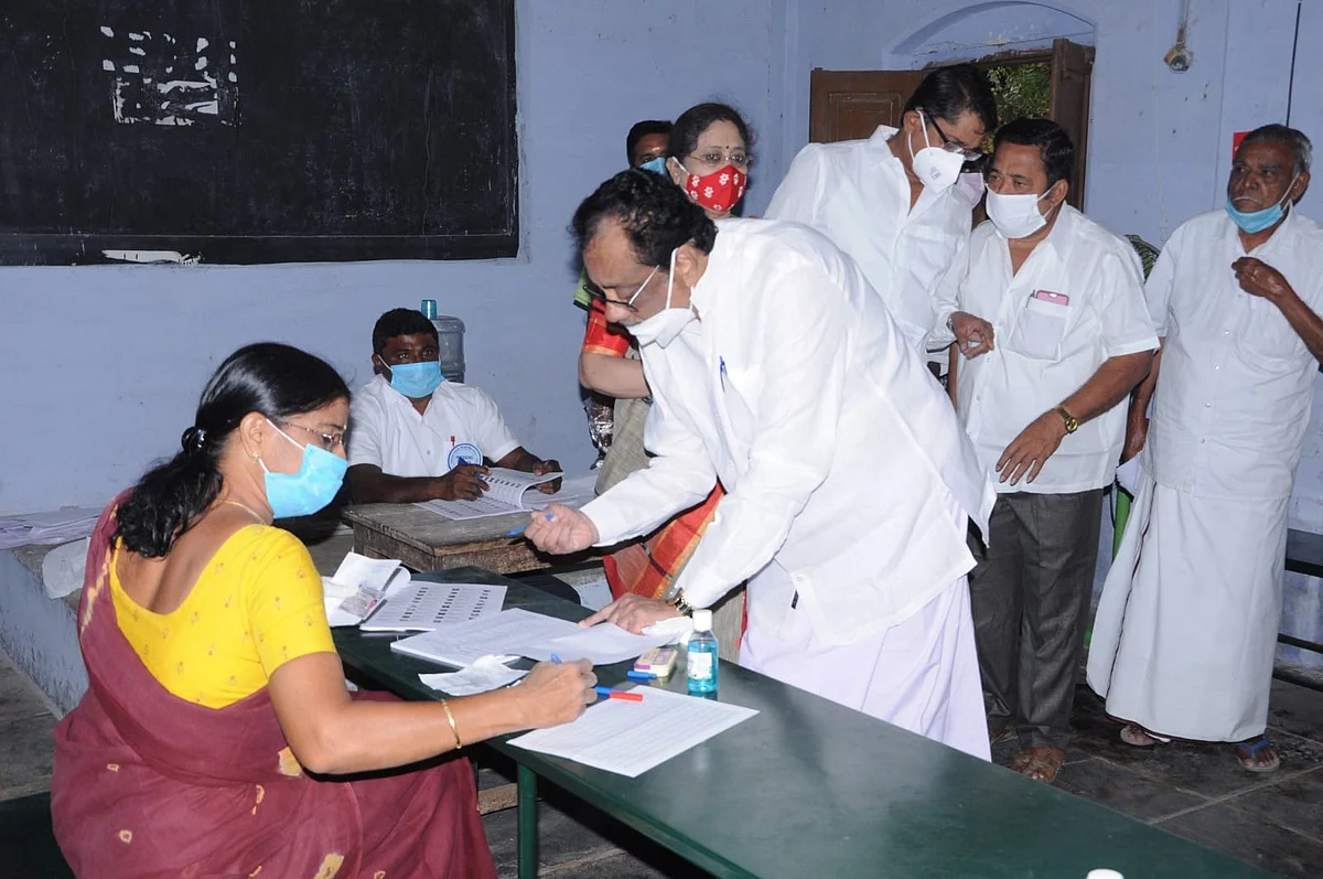 ஈரோட்டில் வாக்களித்த ஈ.வி.கே.எஸ் இளங்கோவன்