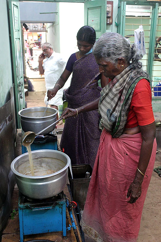 “தமிழகம் முழுக்க மணக்குது எங்க நெய்!” - சாதித்த பட்டதாரி பெண்