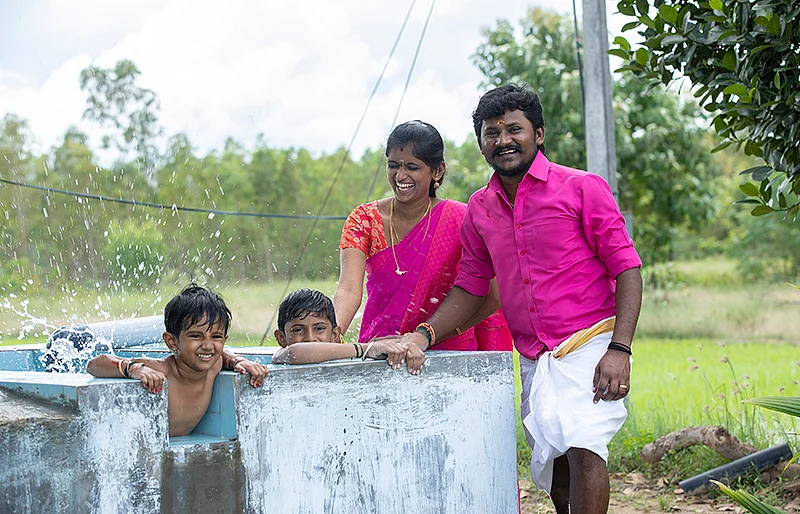 தொட்டியில் உற்சாகக் குளியல்