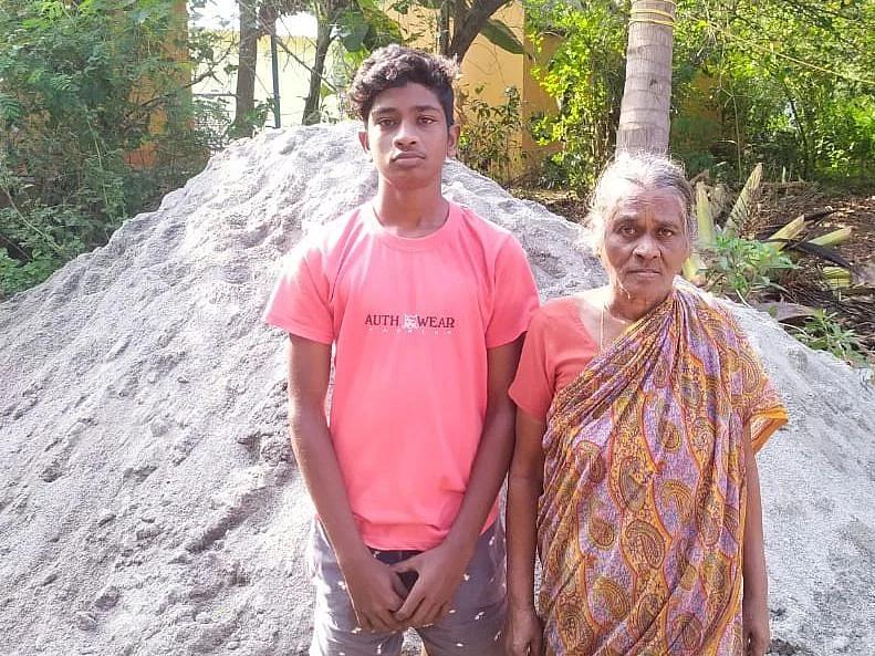 ``மூணு மாசத்துல மூணு பேரும் ஒண்ணா இருக்கலாம்!” - வீடுகட்ட உதவிய கலெக்டர்; நெகிழ்ந்த சகோதரரர்கள்