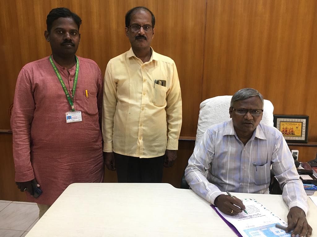 செயலர் தந்தையுடன் முதல்வர் மற்றும் தமிழ் பேராசிரியர்
