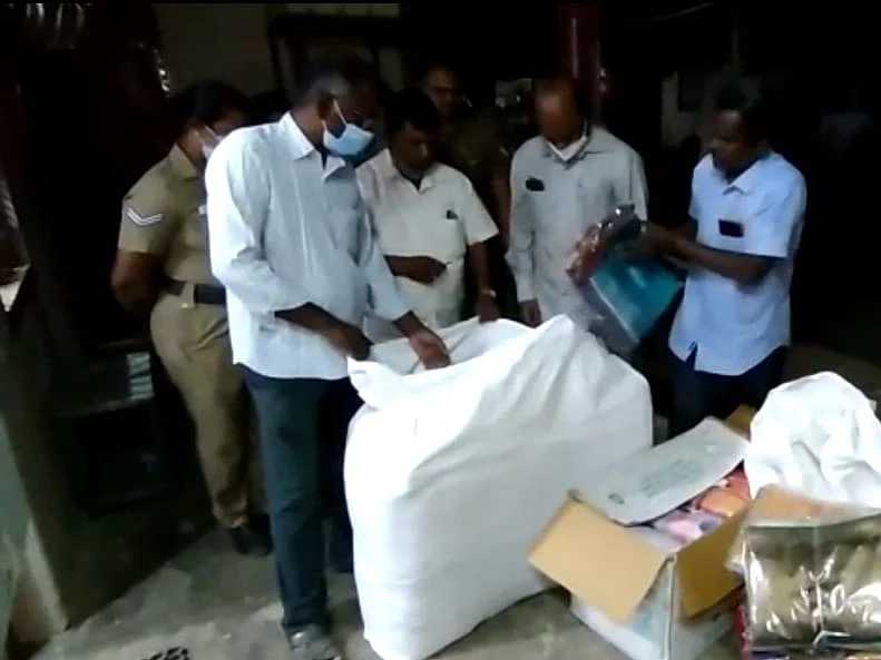 பறக்கும் படையினர் கைப்பற்றிய புடவைகள்