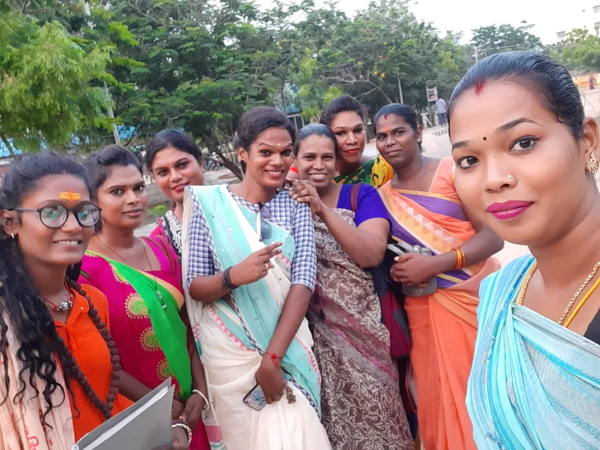தோழிகளுடன் ஆர்த்தி