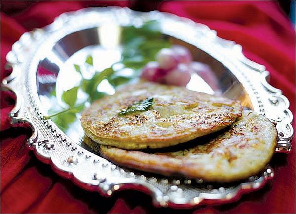 தினை - பச்சைப்பயறு ஊத்தப்பம்
