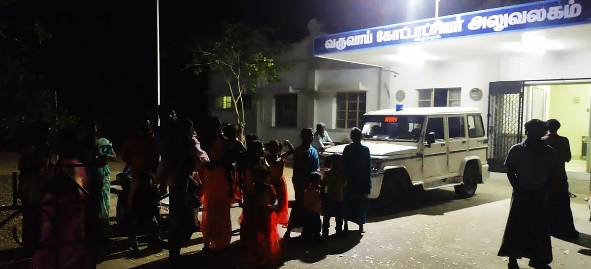 விழுப்புரம் வருவாய் கோட்டாட்சியர் அலுவலகம் முன்பு மீட்கப்பட்ட மக்கள்