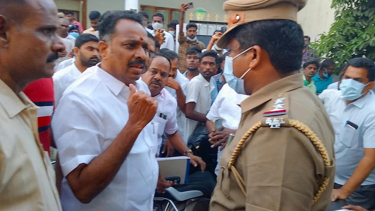 வாக்குவாதம் செய்யும் எம்.ஆர்.விஜயபாஸ்கர்