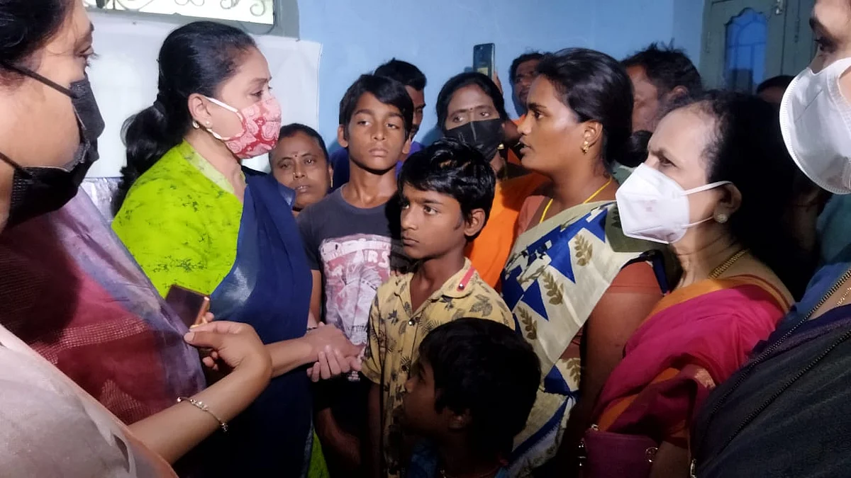 குடும்பத்தாரிடம் பேசிய குழு