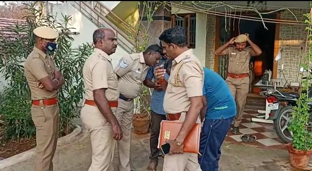 சோதனை செய்யும் போலீஸார்