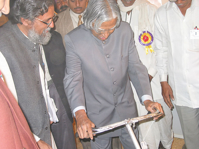 கருவியுடன் முன்னாள் குடியரசு தலைவர் அப்துல் கலாம்