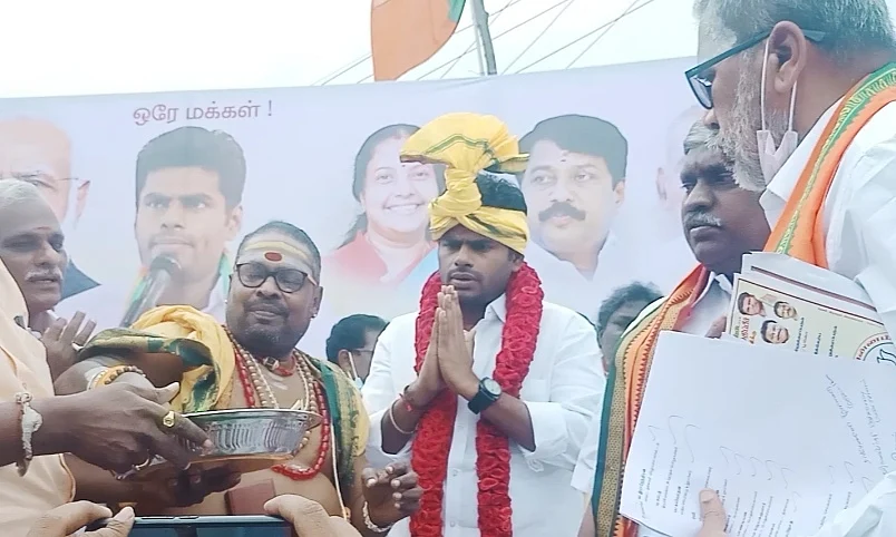 பரப்புரை மேடையில் அண்ணாமலை
