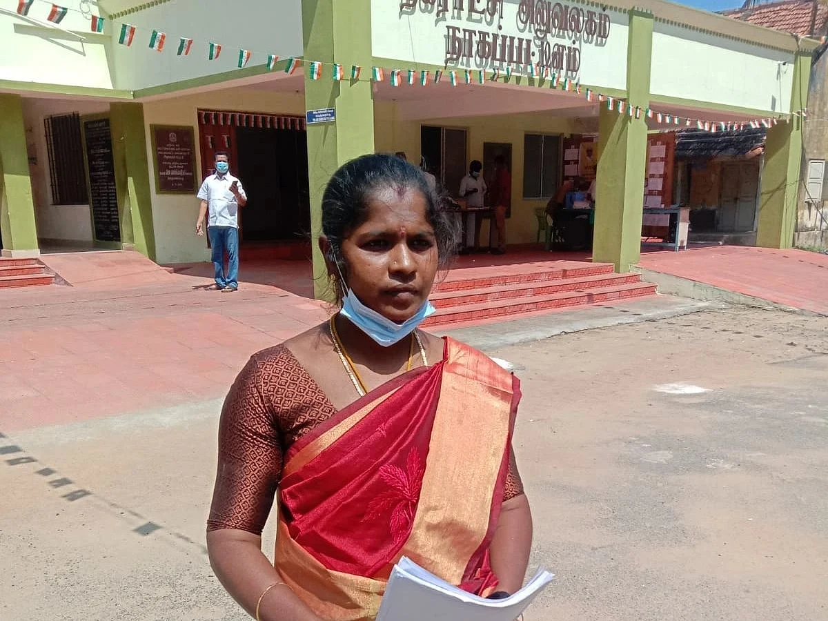இறந்ததாகக்கூறி பெண் வேட்பாளரின் வேட்புமனு நிராகரிப்பு; பிறகு நடந்தது என்ன?