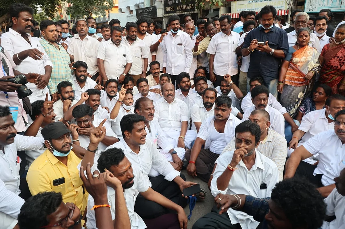 வண்ணாரப்பேட்டையில் மு.அமைச்சர் ஜெயக்குமார் உள்ளிட்ட அ.தி.மு.க-வினர் சாலை மறியல்