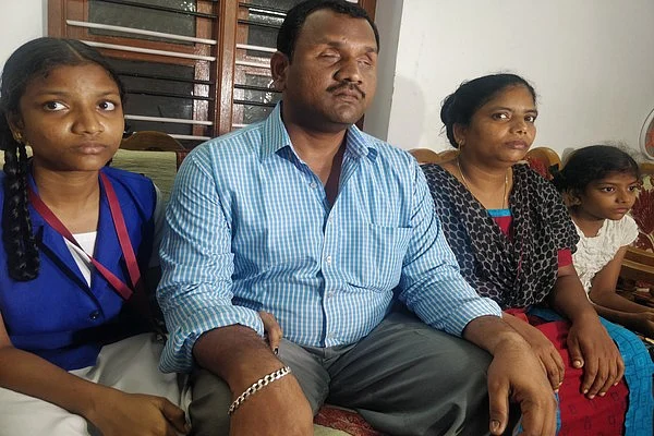 சோகத்தில் மாணவரின் பெற்றோர் மற்றும் சகோதரிகள்