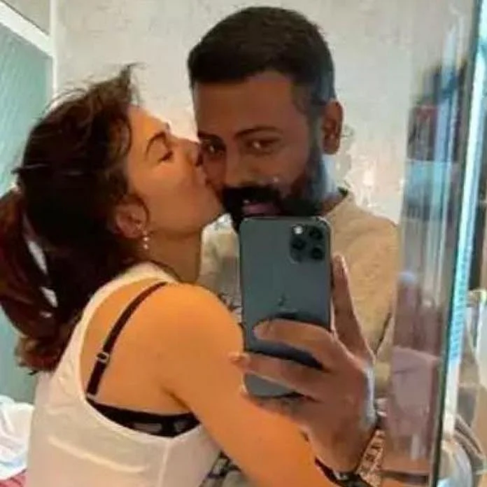சுகேஷுடன் ஜாக்குலின்