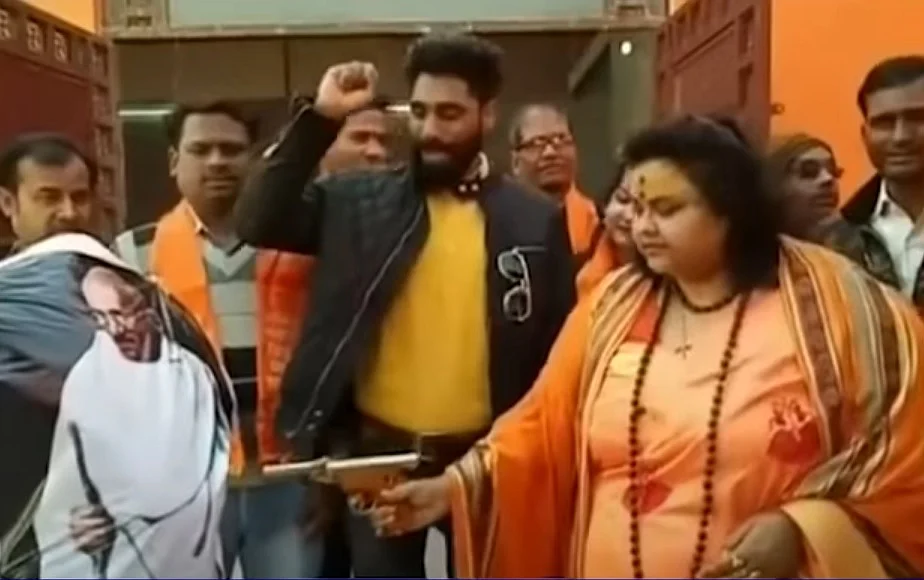 காந்தி உருவ பொம்மையை துப்பாக்கியால் சுடும் இந்து மகா சபை நிர்வாகி
