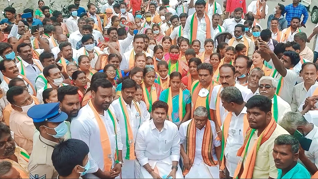 வேட்பாளர்களுடன் அண்ணாமலை