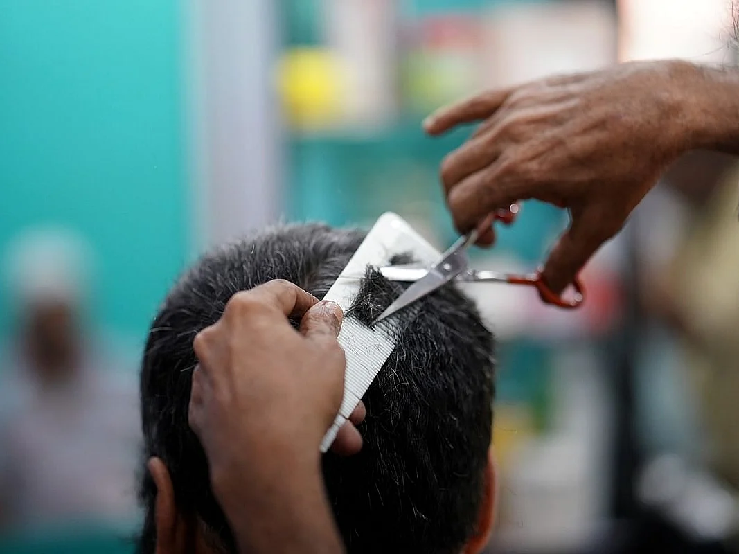 `சலூன் கடைகளில் பட்டியலினத்தவர்களுக்கு முடிவெட்டுவதில்லை?' - புதுக்கோட்டையில் நடப்பதென்ன?!