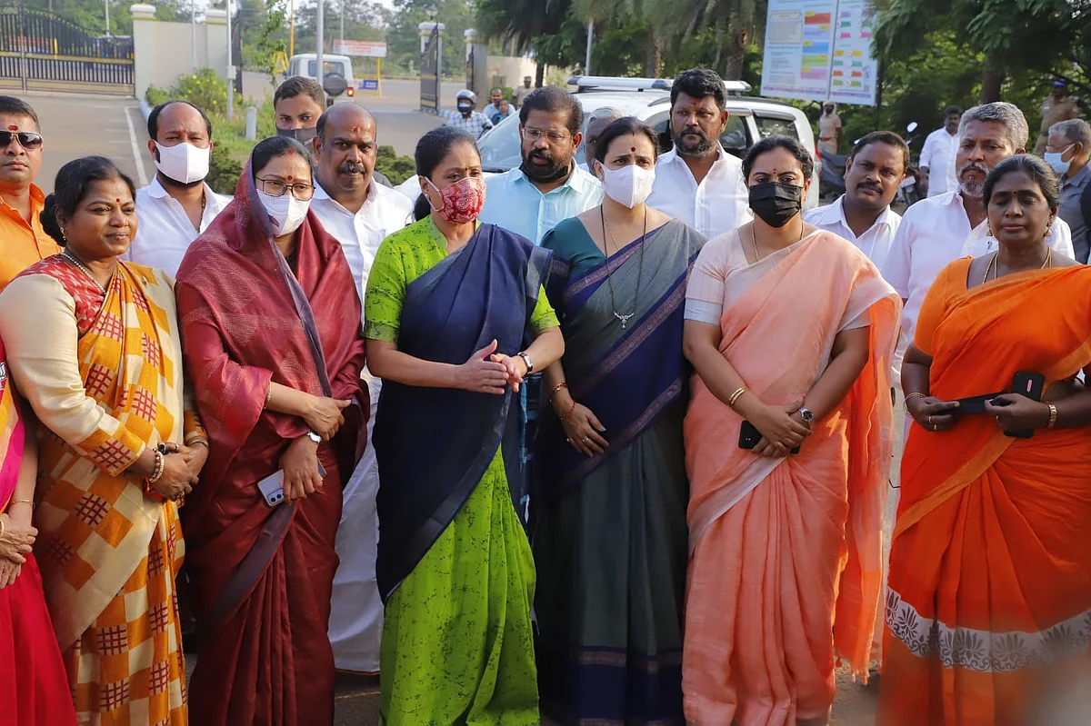 தஞ்சாவூர் கலெக்டர் அலுவலகத்தில் பி.ஜே.பி குழுவினர்