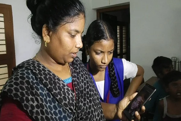 வீடியோ கால் மூலம் தாயிடம் பேசும் மாணவர் மனோ ஜெபதுரை