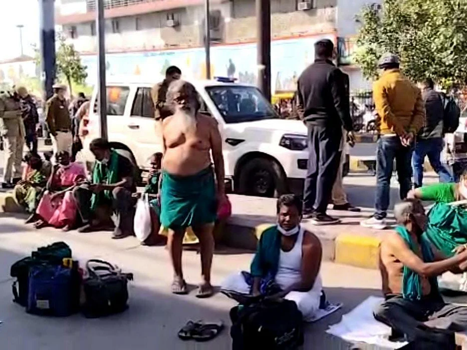 போராட்டம் நடத்த டெல்லி சென்ற தமிழக விவசாயிகள்! - ரயில் நிலையத்தில் தடுத்து நிறுத்தம்