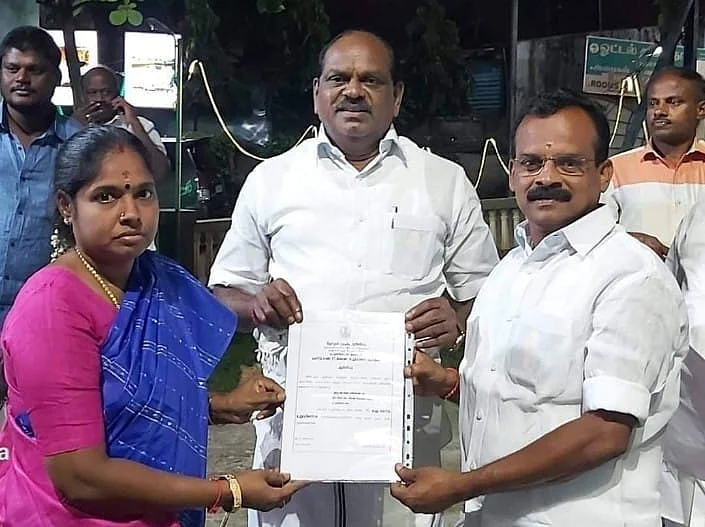 அதிமுகவினருடன் வைத்திலிங்கம்