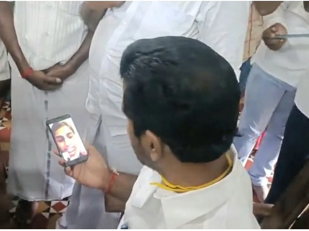 உக்ரைனில் தவிக்கும் திருவாரூர் மாணவர்கள்; வாட்ஸ் அப் வீடியோ காலில் நம்பிக்கை தெரிவித்த காமராஜ்!