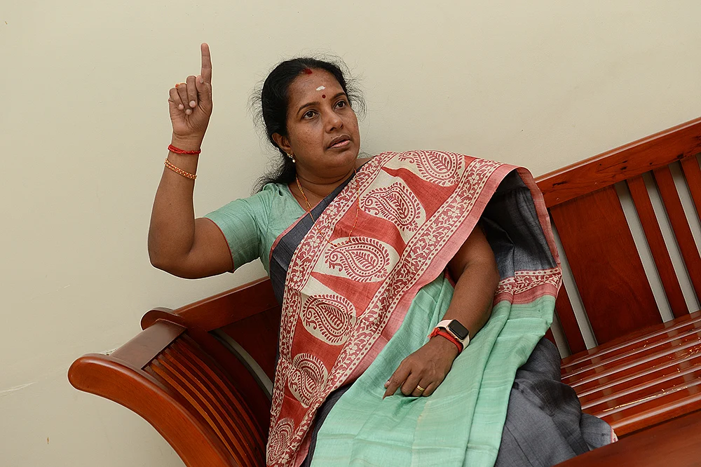 மாணவர்களுக்கு காவியும் வேண்டாம்... ஹிஜாப்பும் வேண்டாம்!