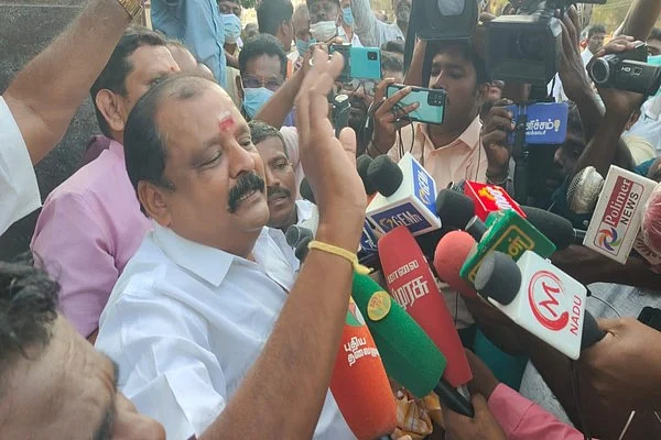 கலக்கத்தில் அதிமுக மாஜிக்கள்... திருச்சியில் காலியாகும் அதிமுக கூடாரம் - கழுகார் அப்டேட்ஸ்!